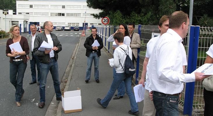 Alain Soral tracte avec David Rachline et Marine Le Pen lors des municipales 200