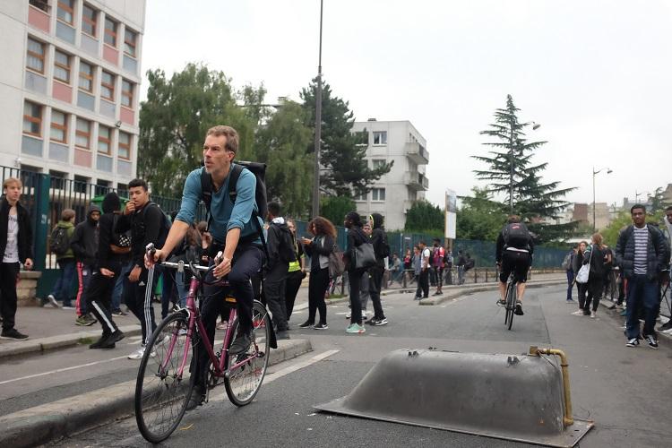 Devant Bergson, une baignoire bloque la rue
