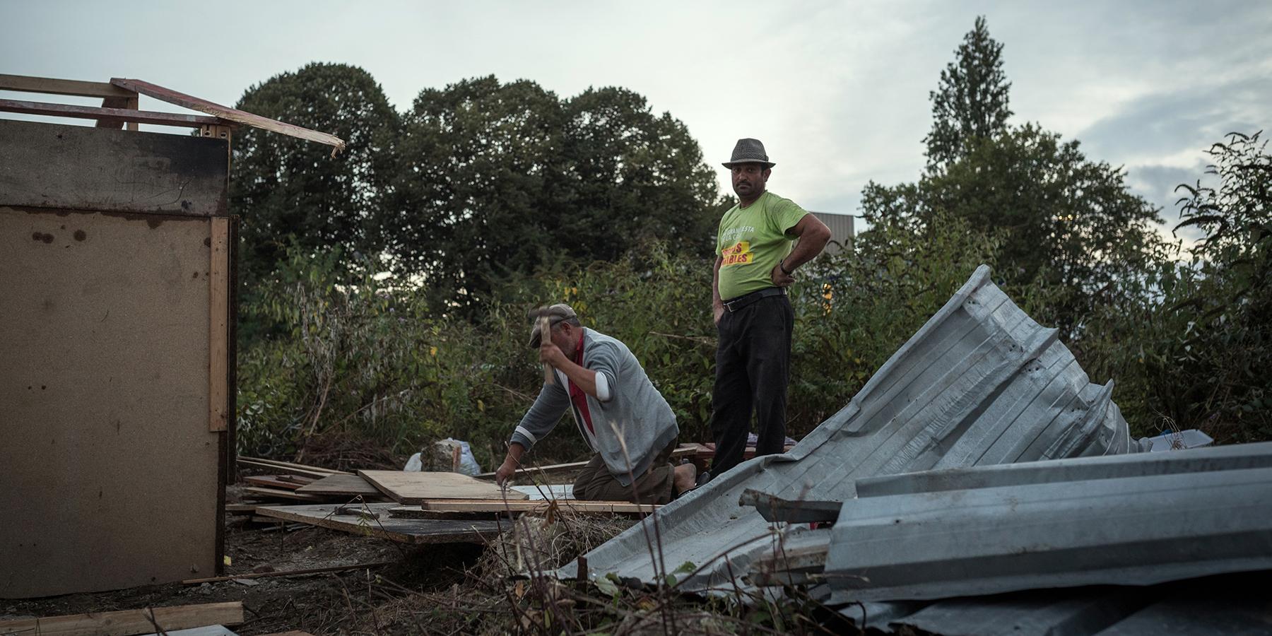 Murs en moquette et toits en contreplaqué : On a construit un bidonville avec des Roms