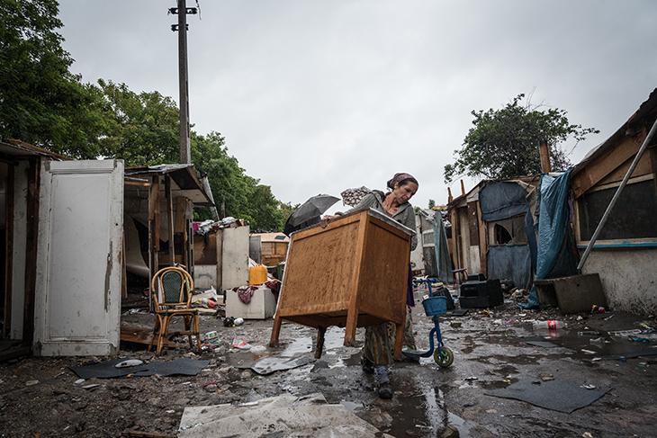 Le mobilier aussi est trouvé dans la rue.