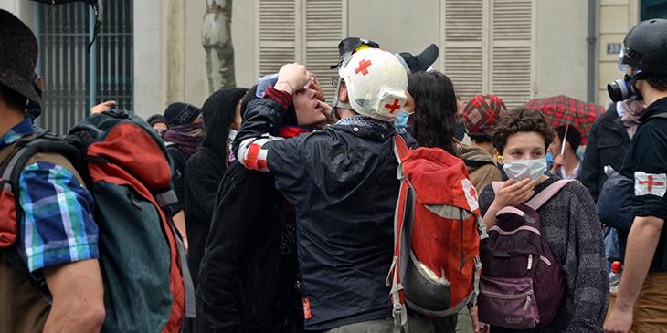 Un manifestant mis en examen pour port illégal… d’une Croix Rouge
