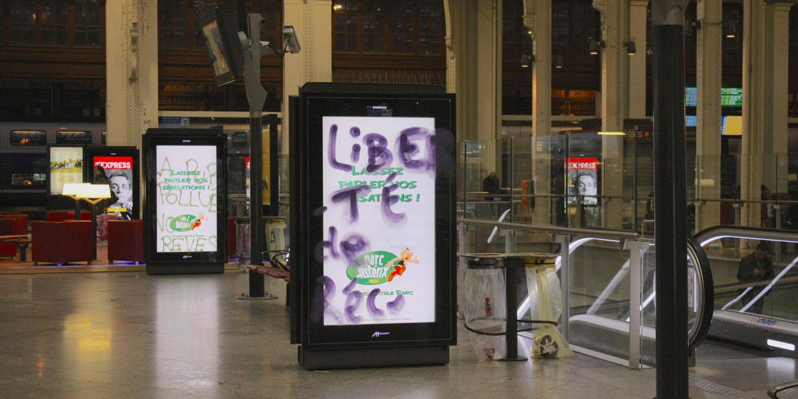 Sept militants au tribunal pour avoir barbouillé des panneaux publicitaires