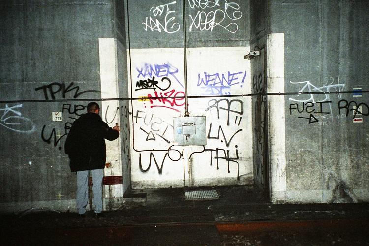 Fuzi (UV) en costard taggue dans un tunnel