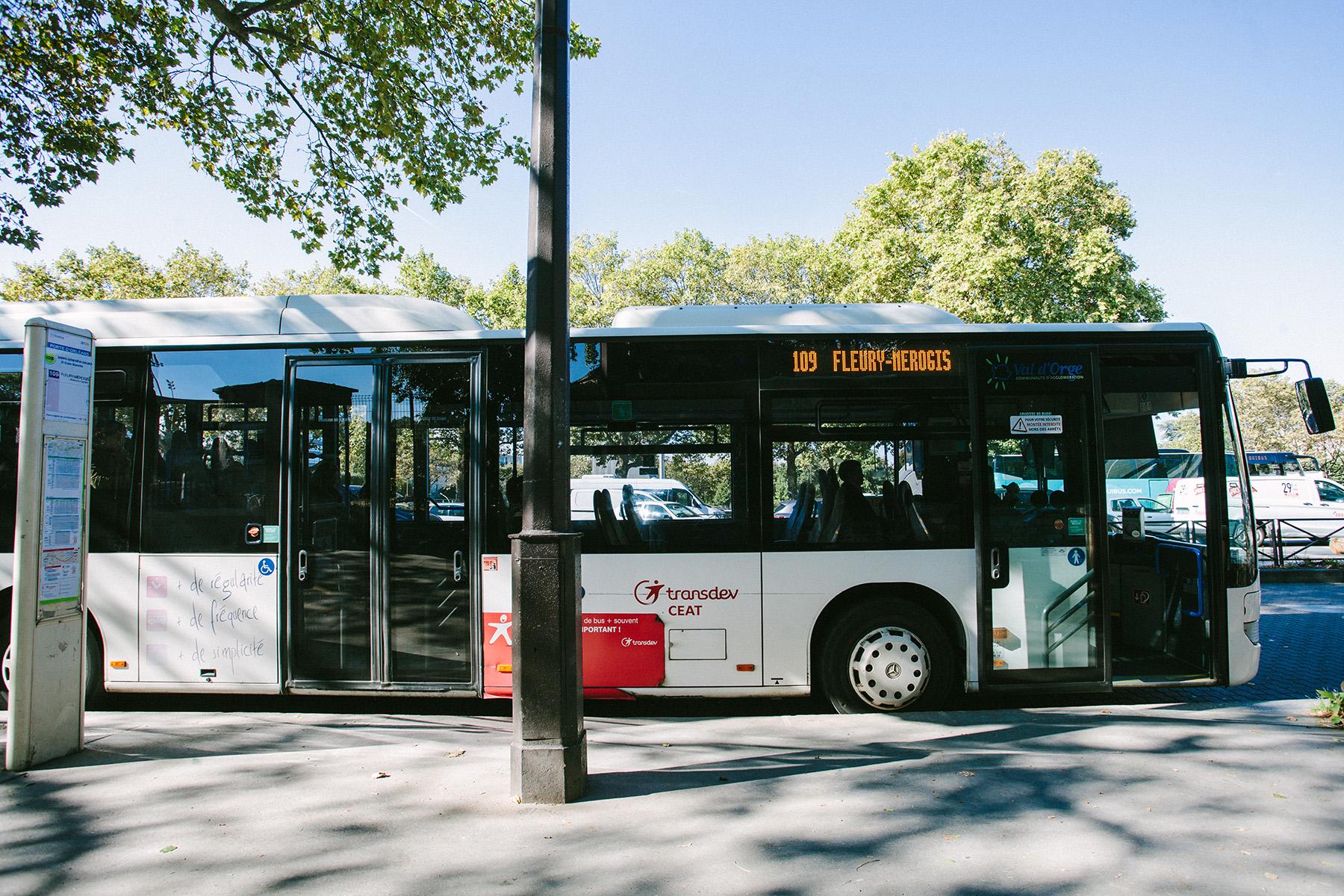 Le bus 109 ne dessert que deux stations : les maisons d'arrêt des femmes et des hommes