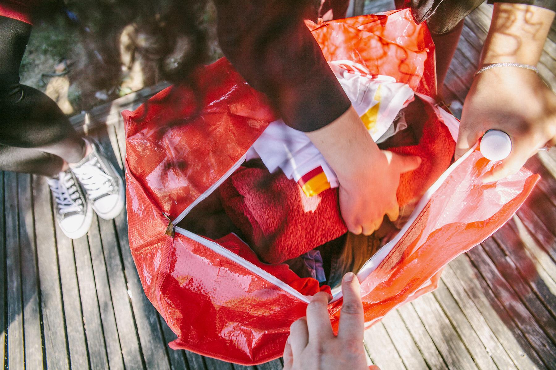 Sayah ramène toute les semaines du linge propre pour son mari.
