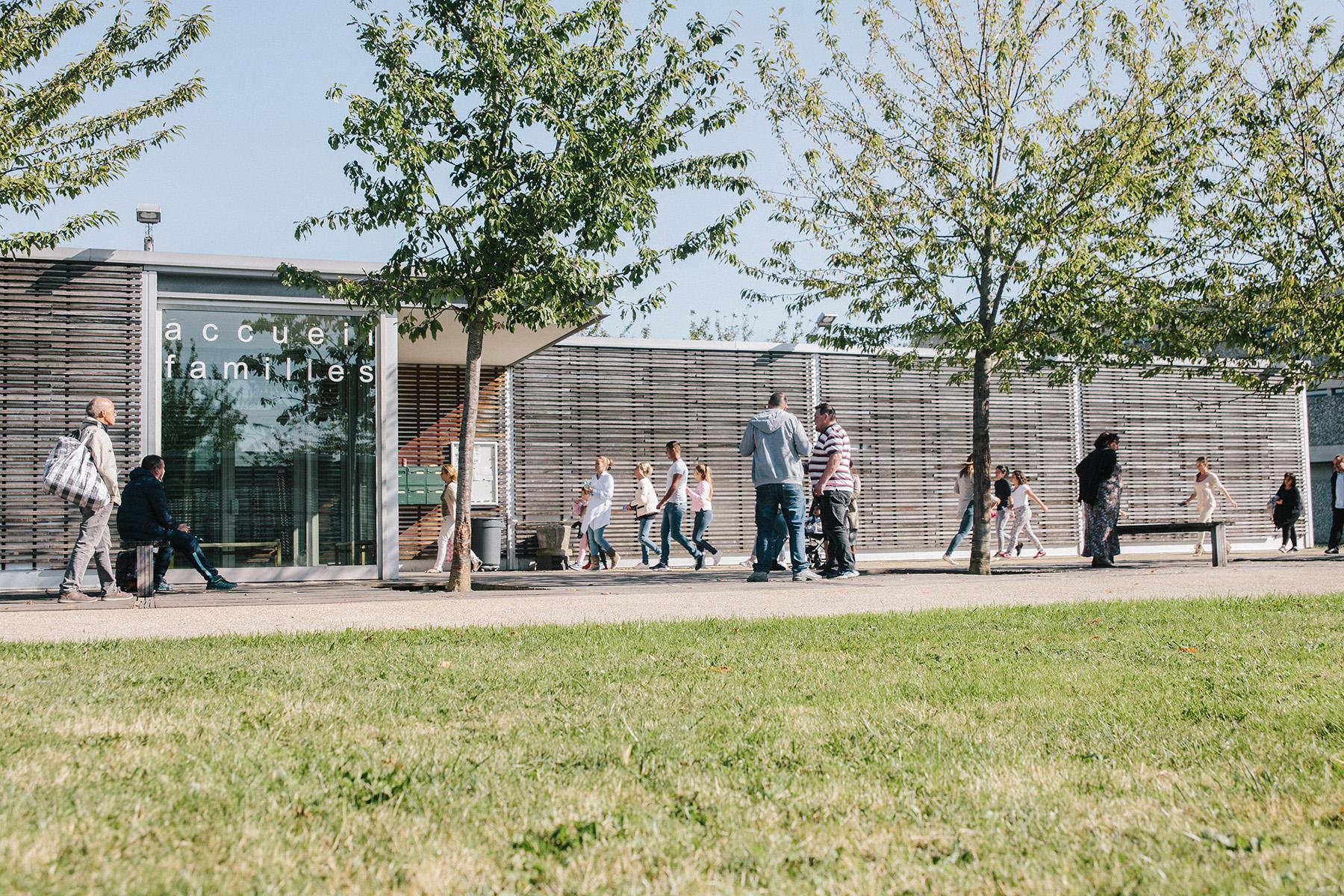 A l'accueil-famille, dans la longue pièce des casiers-consignes, un espace est même aménagé pour les plus jeunes