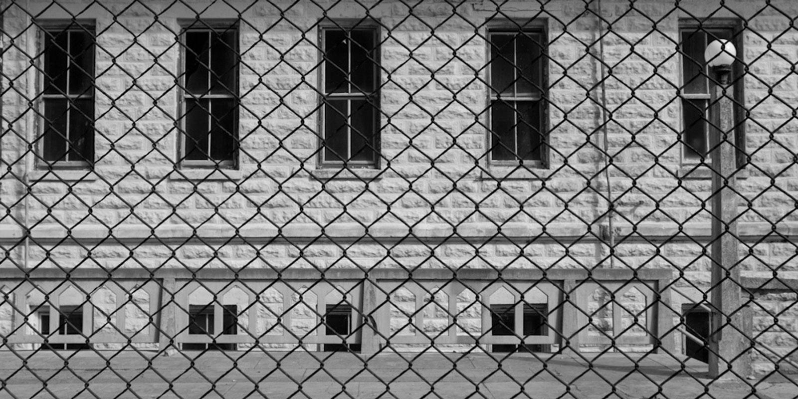 Le centre de rétention administrative de Coquelles est-il hors-la-loi ?