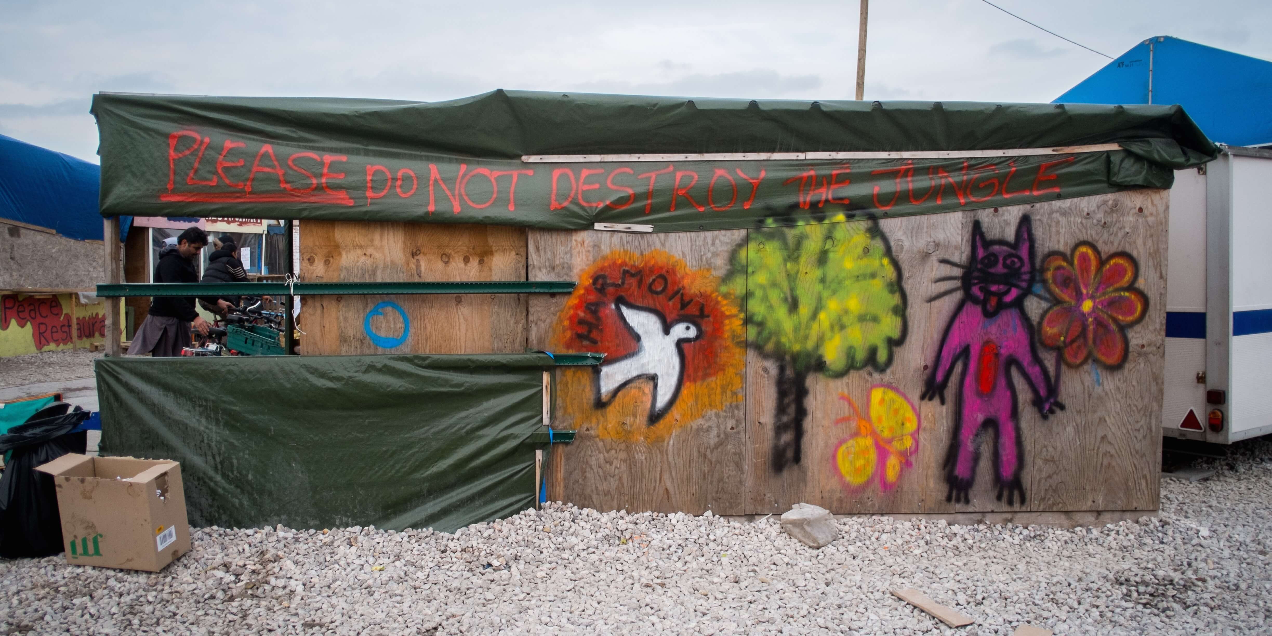 Dans la jungle de Calais, les réfugiés se demandent s’il faut résister ou partir