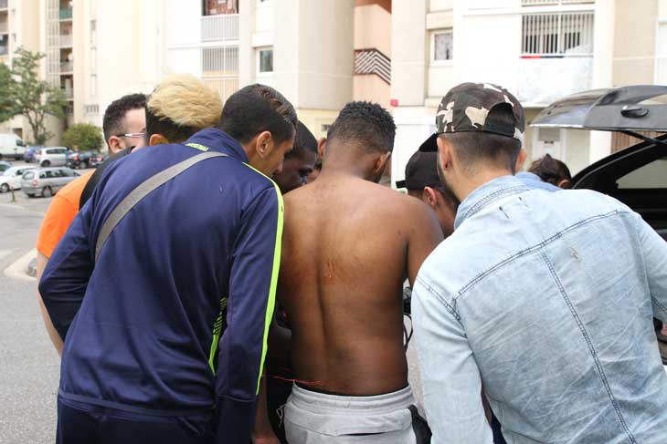 On se presse pour regarder les premières image