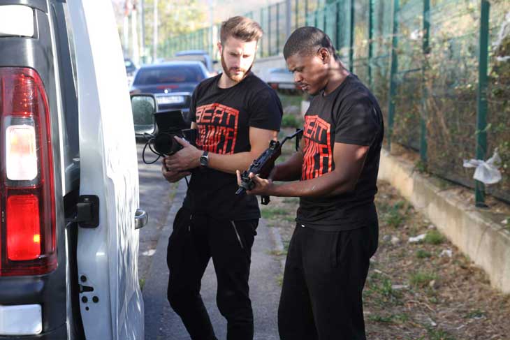 Mass et Jojo en train de préparer une caméra et une arme factic