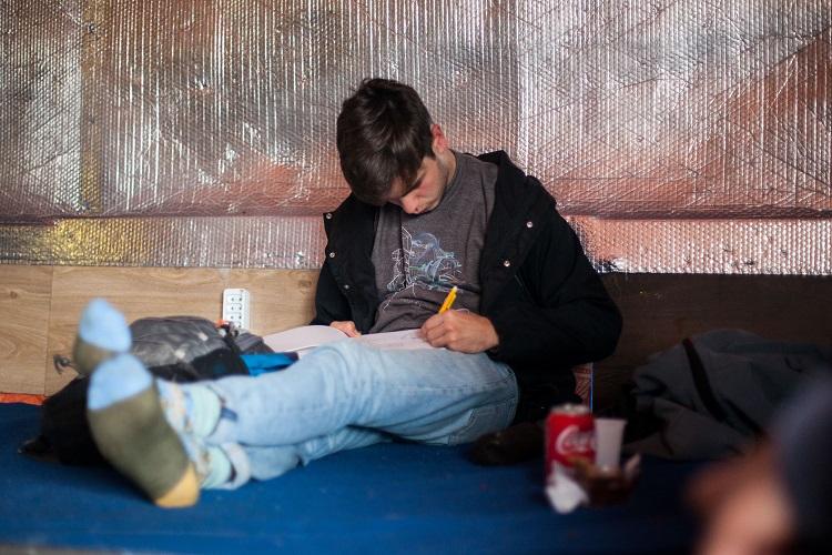OKLM sur l'une des banquettes installées dans le resto
