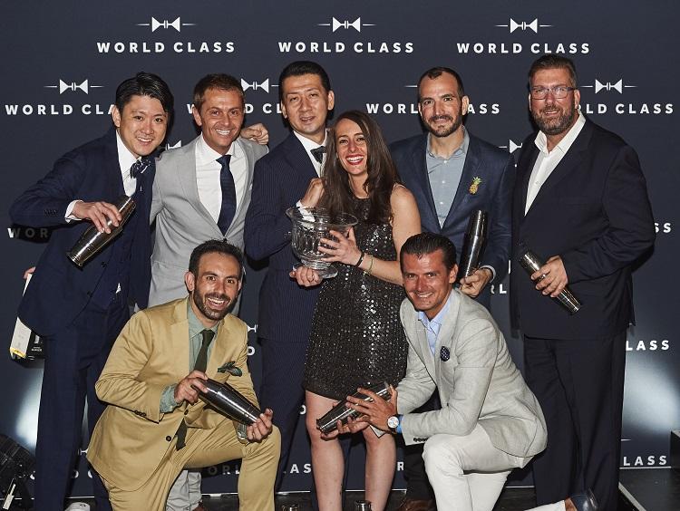 Jennifer entourée des anciens champions du monde de cocktail