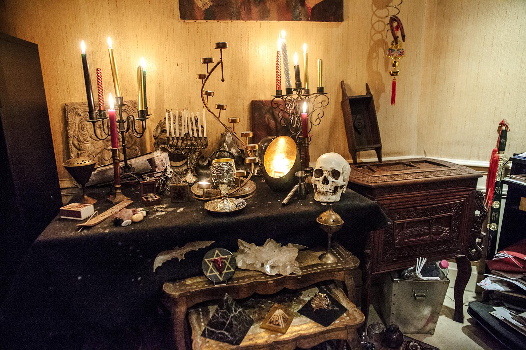 Ne pas toucher, kit de rituel satanique fragile