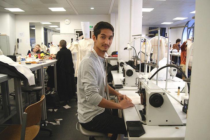 C’est en Iran que Sami découvre la couture aux côtés de son père