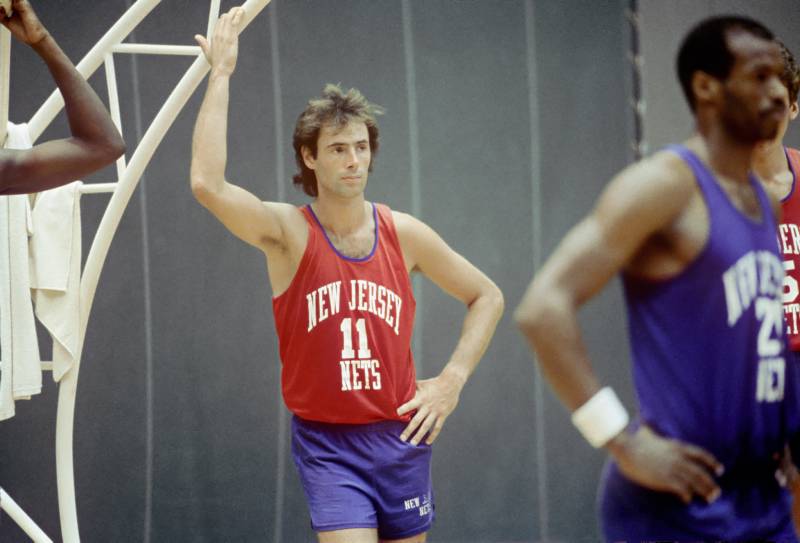 Le blanc qui saute au-dessus des building