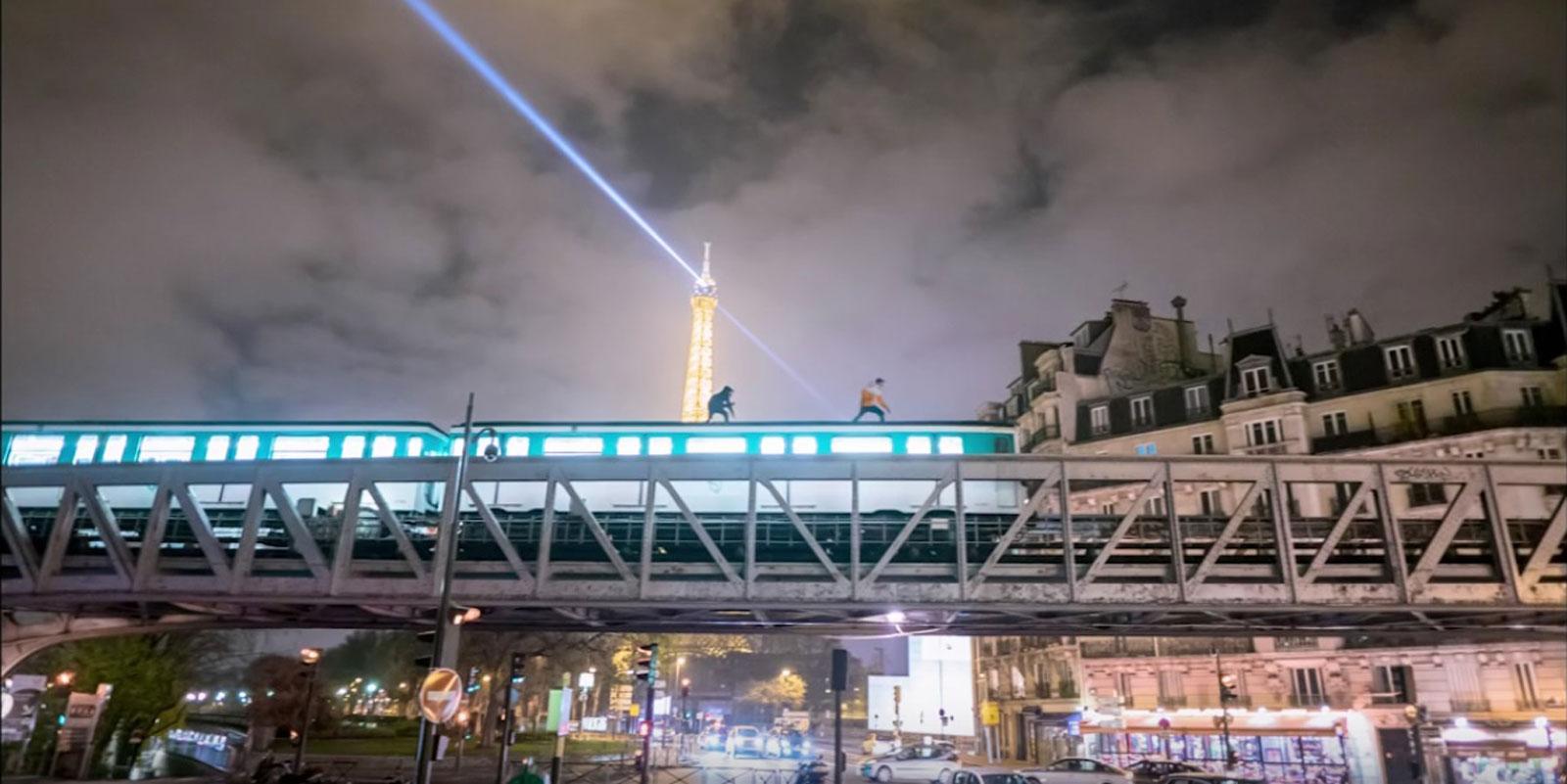 Ils surfent sur le toit du métro parisien 