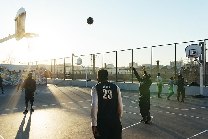 De l'autre côté du pont qui sépare les deux arrondissements, les kids enfilent les paniers.