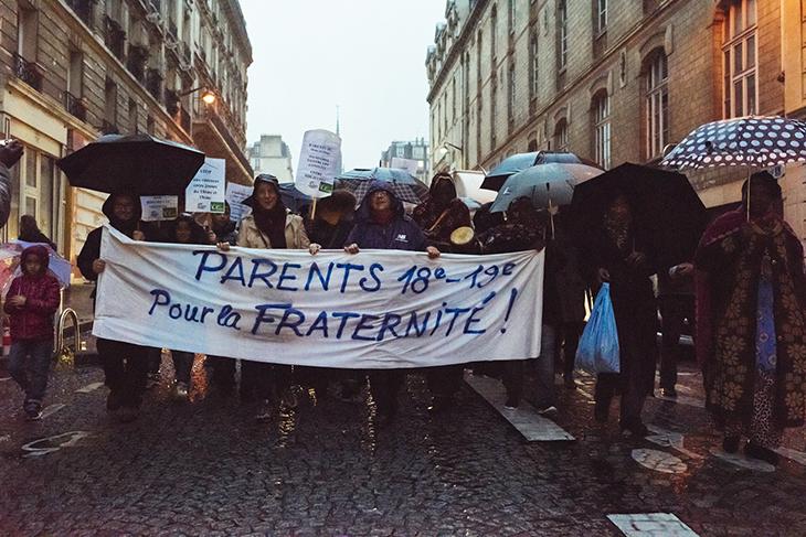 Malgré la pluie, quelques dizaines de parents défilent contre les violences.
