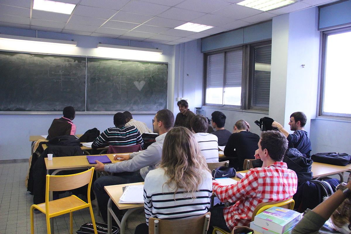 Je porte le voile et les études m’ont permis d’éviter le repli communautaire