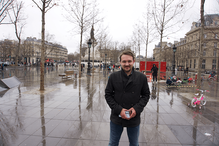 Il a commencé en filmant Nuit Debout place de la République.