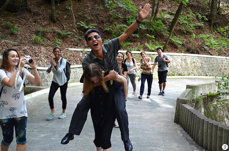 Les français jouent à saute-mouton avec leurs guides nord-coréens.