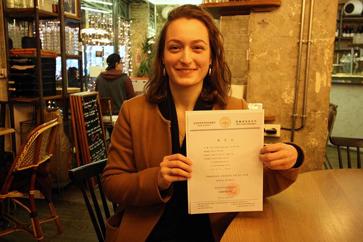Anaïs et son joli certificat.