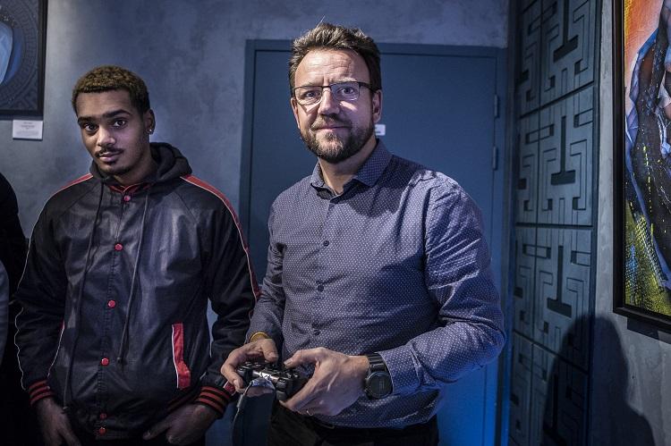 Le daron, manette en main