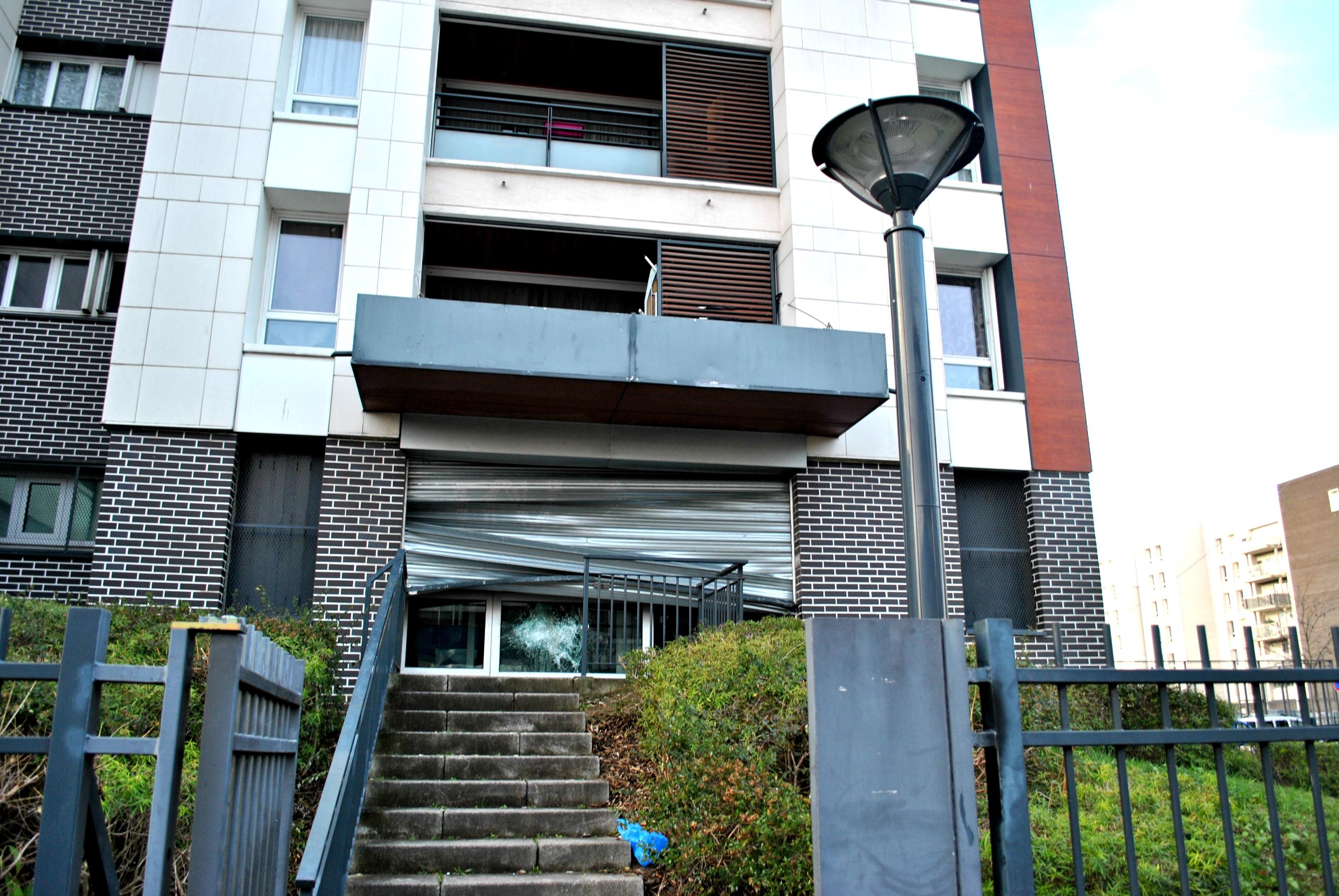 Une douzaine de policiers étaient postés devant le commissariat