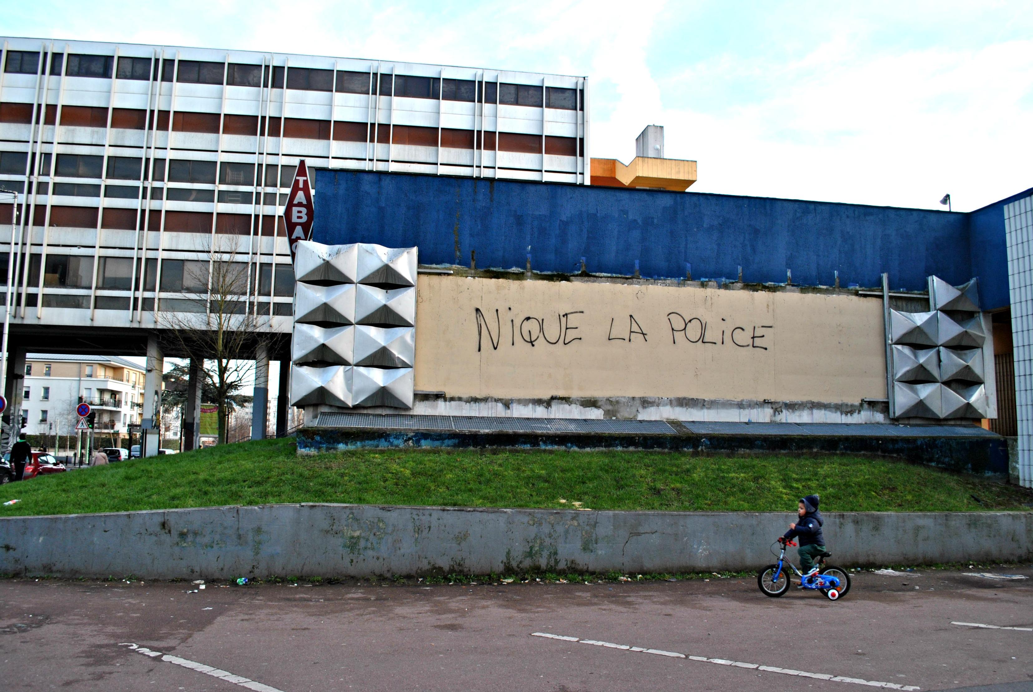 Devant le commissariat.