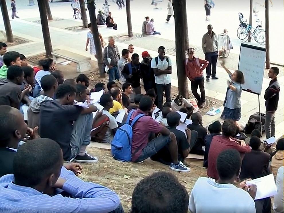 Chaque soir, je suis prof de français bénévole pour les réfugiés