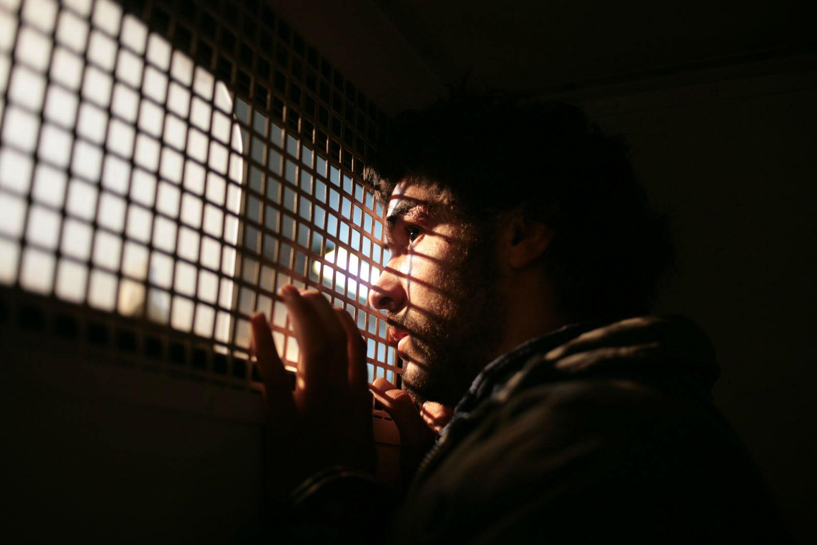 Un surveillant aurait brûlé un détenu, la prison lui interdit d'appeler à l'aide