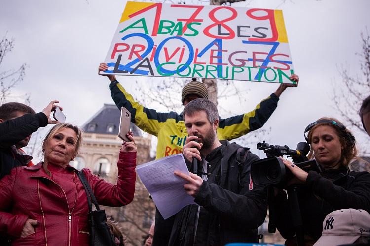 L'organisateur de la manfifestation, Vincent Galtier, prend la parole au début de l'Assemblée Général