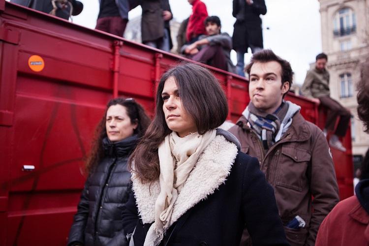 De nombreux manifestants écoutent les prises de parole avec attentio