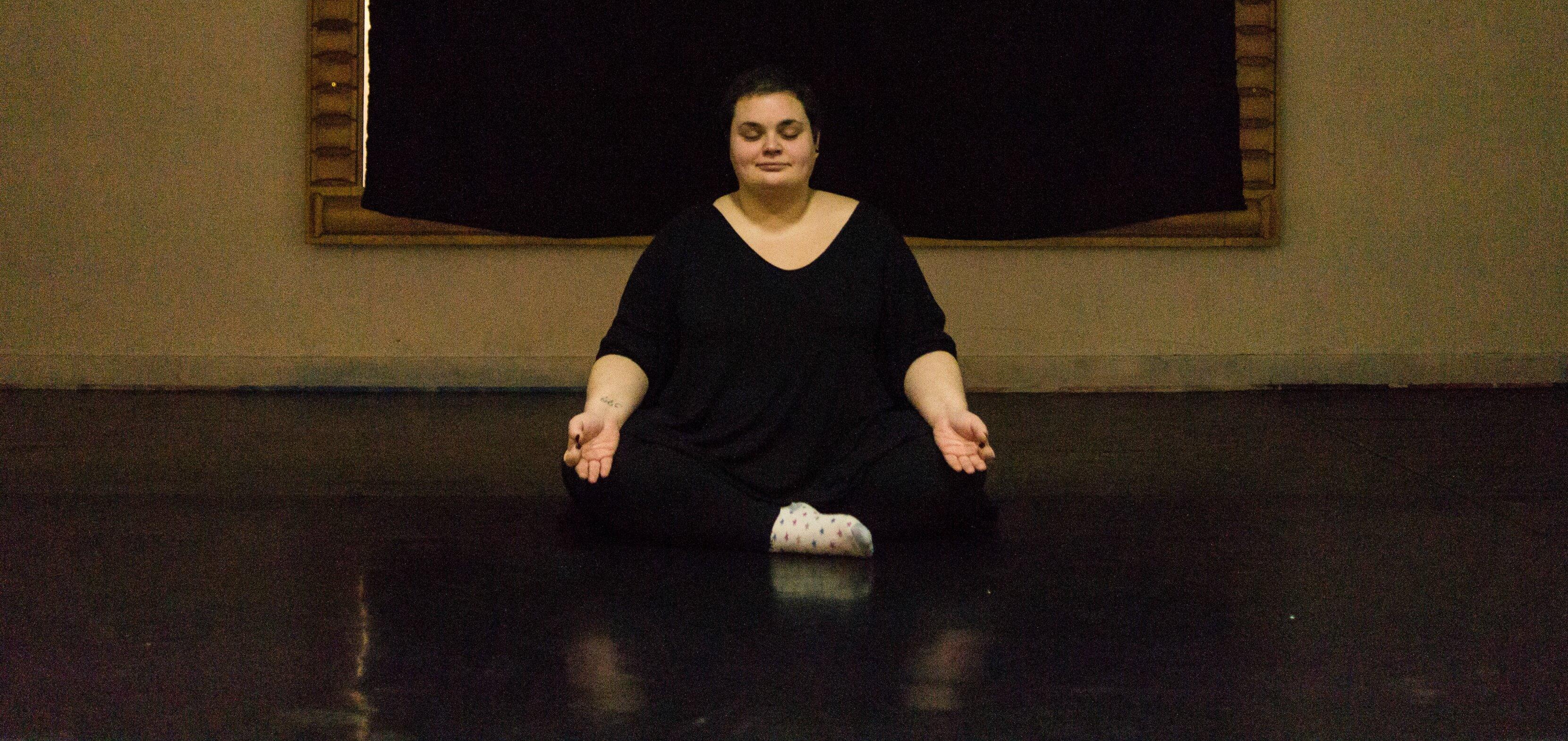 Le Yogras, du yoga pour lutter contre la grossophobie