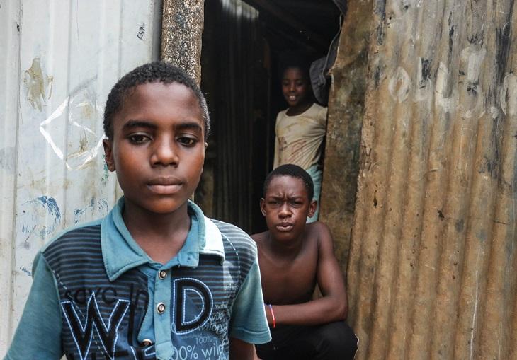 Après l’expulsion de sa mère aux Comores, Assiam, 12 ans, a atterri chez Maryama, une matronne du coin qui recueille les enfants perdus