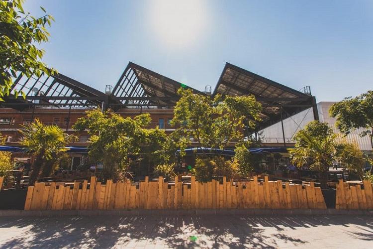 La terrasse au soleil, tout de bois vêtue