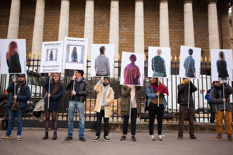 Deux par deux et on se tient par la main