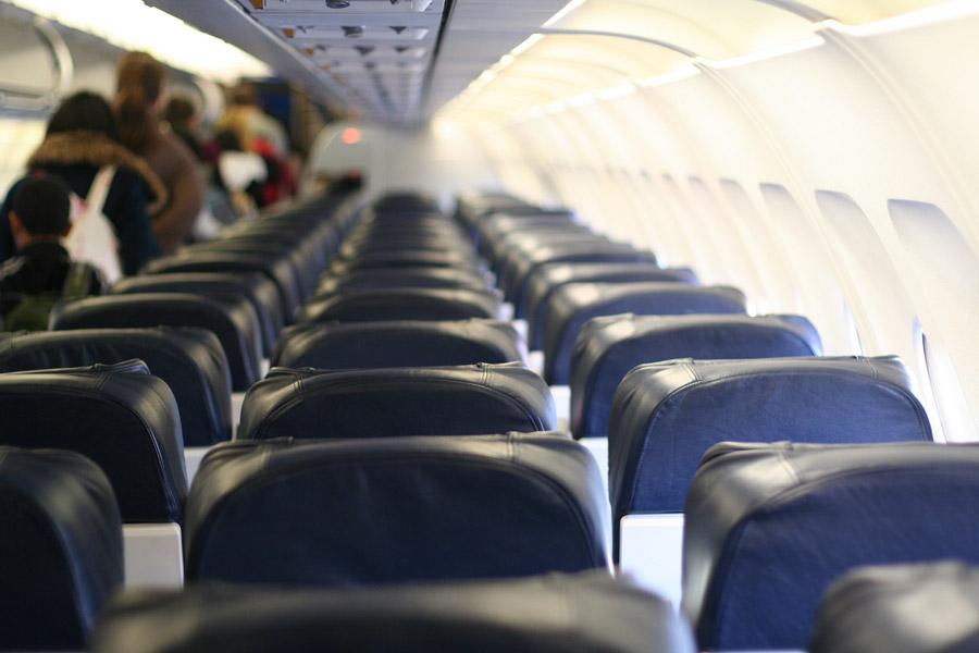 Coups, étranglements : Farhad, réfugié, raconte les violences de la police dans l’avion qui devait l’expulser