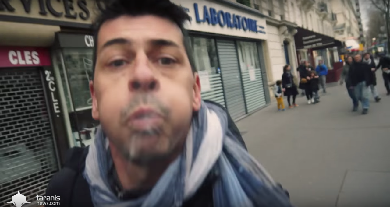 Un policier déguisé en journaliste crache sur un vrai journaliste