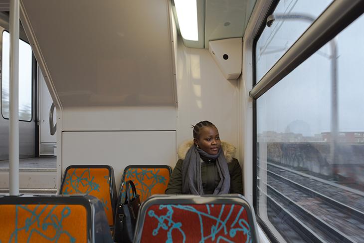 Fanta dans le RER. France terre d'asile a pu lui fournir un hébergement dans un hôtel meublé en région parisienne