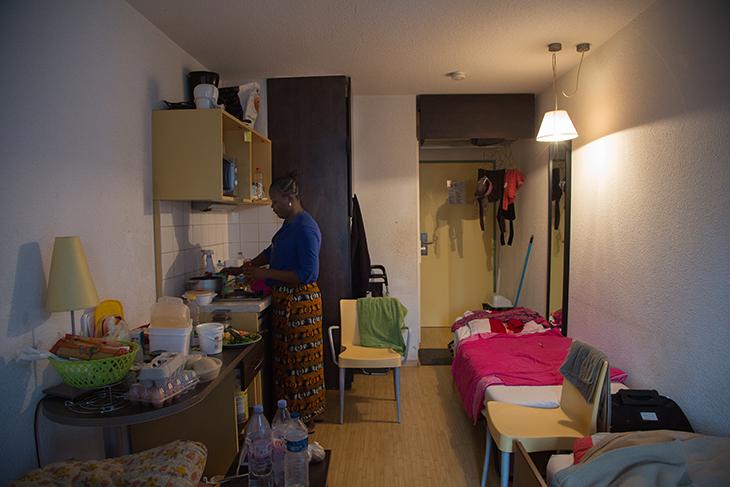 Fanta cuisine dans sa petite chambr