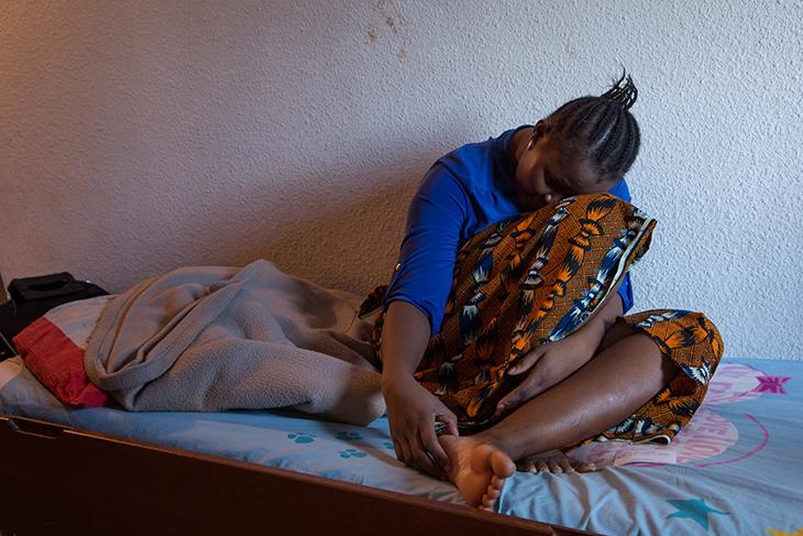 Seule dans sa chambre, les souvenirs reviennent et l'empêchent de dormi