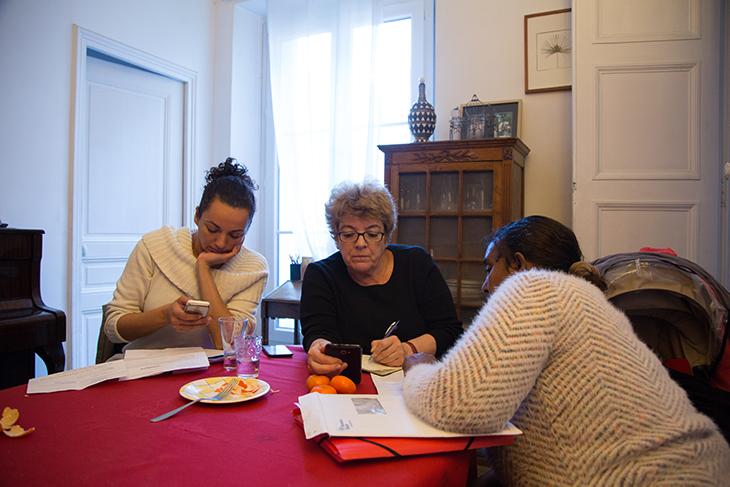 Malou et Nathalie aident Fathi à régler les problèmes administratifs de son mar