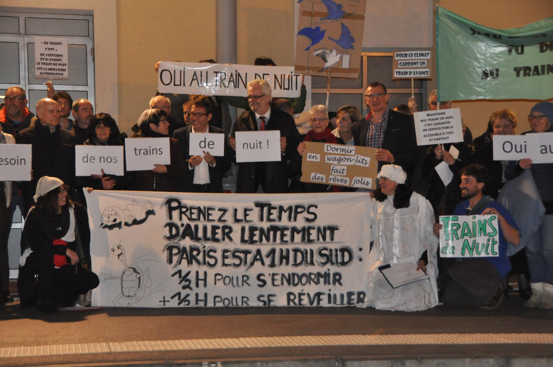 Manif' des usagers du train de nuit à la gare de Lourdes, dans les Hautes-Pyrénées, le 17 mars 2017.