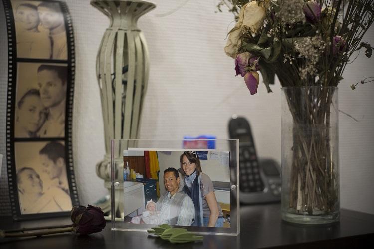 Dans le pavillon où Emmanuelle habite toujours avec sa fille, Aurélien est partou