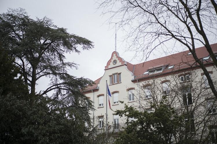 Dans le bar de la caserne, les policiers débriefent des coups fourrés du commandant.