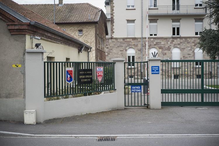 Dans la caserne, les langues se délient. Plusieurs fonctionnaires ont accepté de raconter leur quotidien.