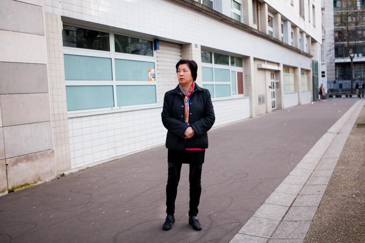 De là, cette dame observe le rassemblement