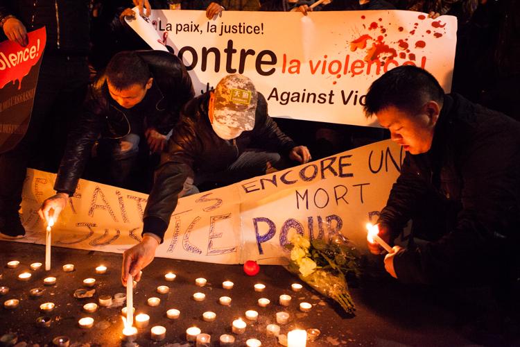 Des manifestants se recueillent devant le commissariat