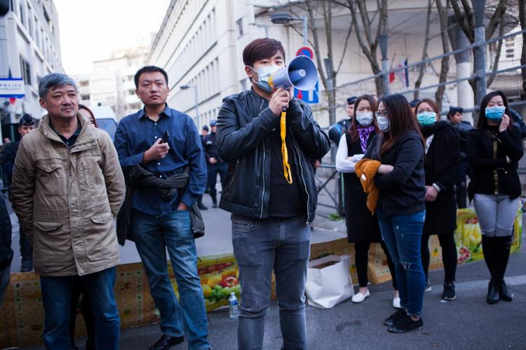 Devant le commissariat, ils sont une petite dizaine à demander la vérité
